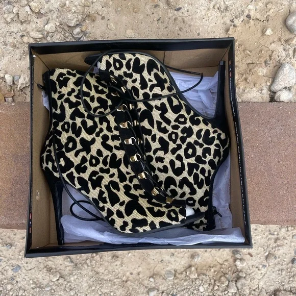 Leopard Print Lace Up Booties 💜 - Picture 4 of 4